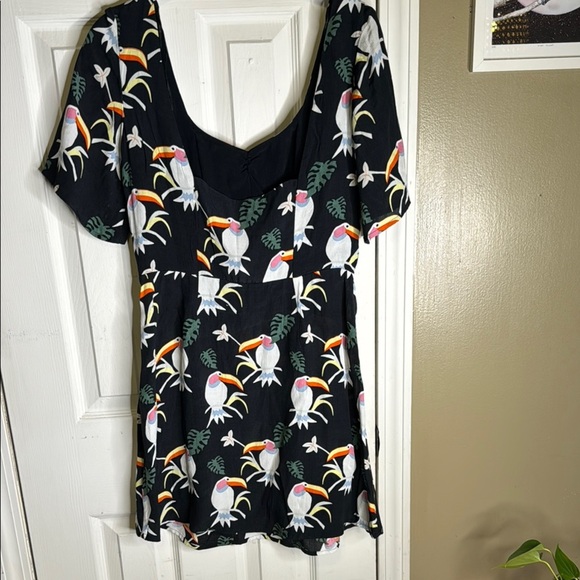 Black Dress with Toucan Novelty Print Size 6 - Picture 6 of 8